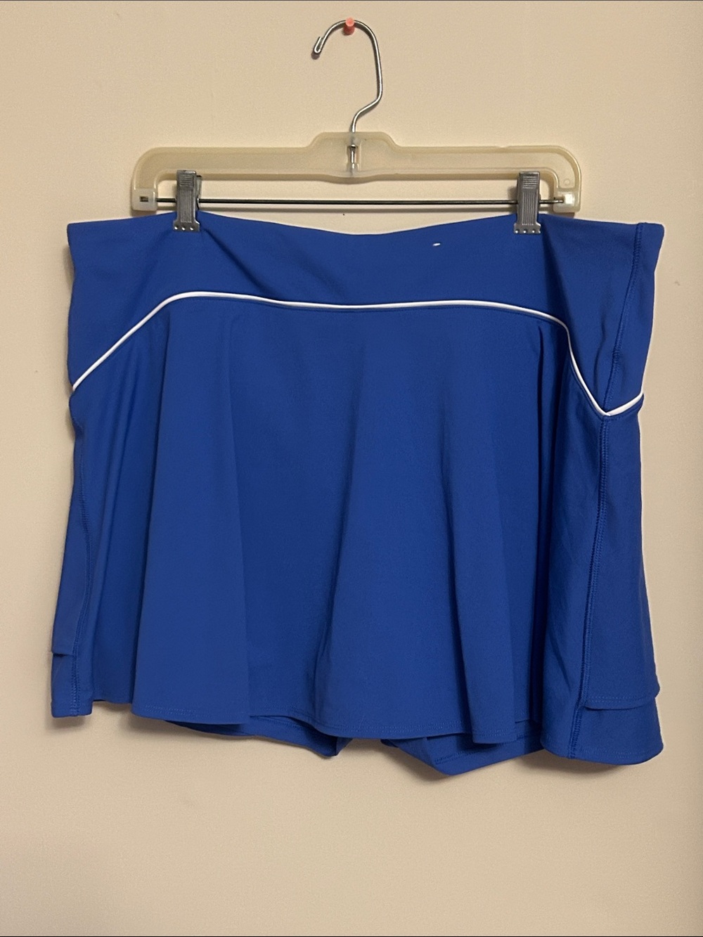 Old Navy blue athletic skirt with white piping & built in shorts.  Size XXL